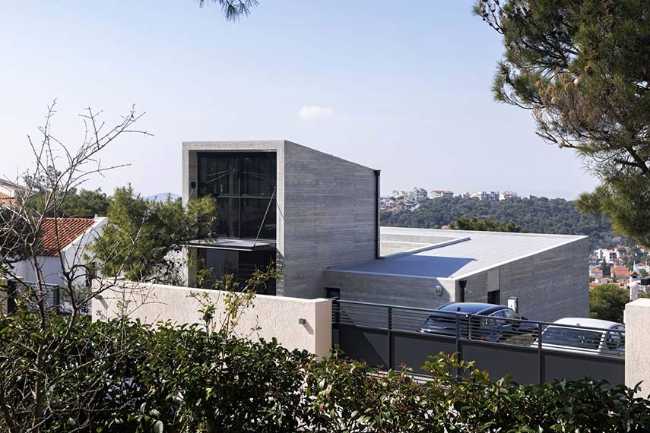 Un prisme en béton capture le panorama. Villa PNOES à Penteli