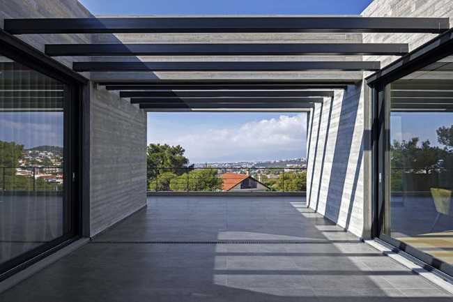 Un prisme en béton capture le panorama. Villa PNOES à Penteli