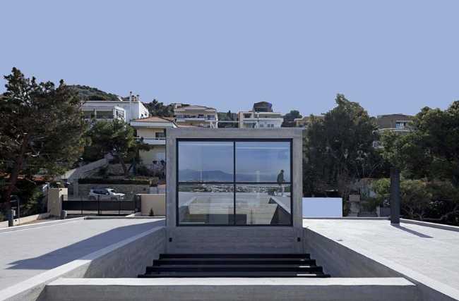 Un prisme en béton capture le panorama. Villa PNOES à Penteli