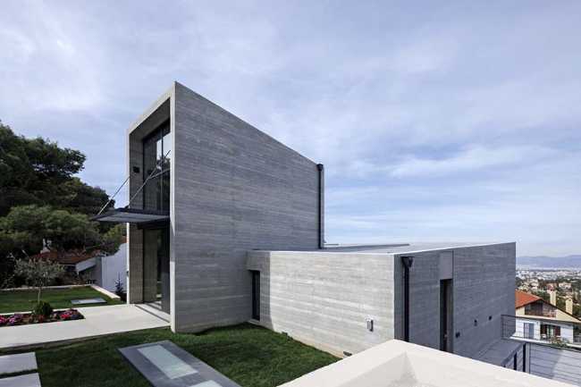 Un prisme en béton capture le panorama. Villa PNOES à Penteli