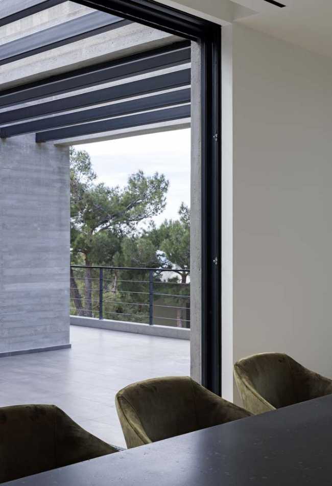 Un prisme en béton capture le panorama. Villa PNOES à Penteli