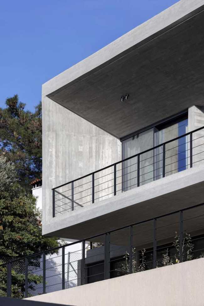 Un prisme en béton capture le panorama. Villa PNOES à Penteli