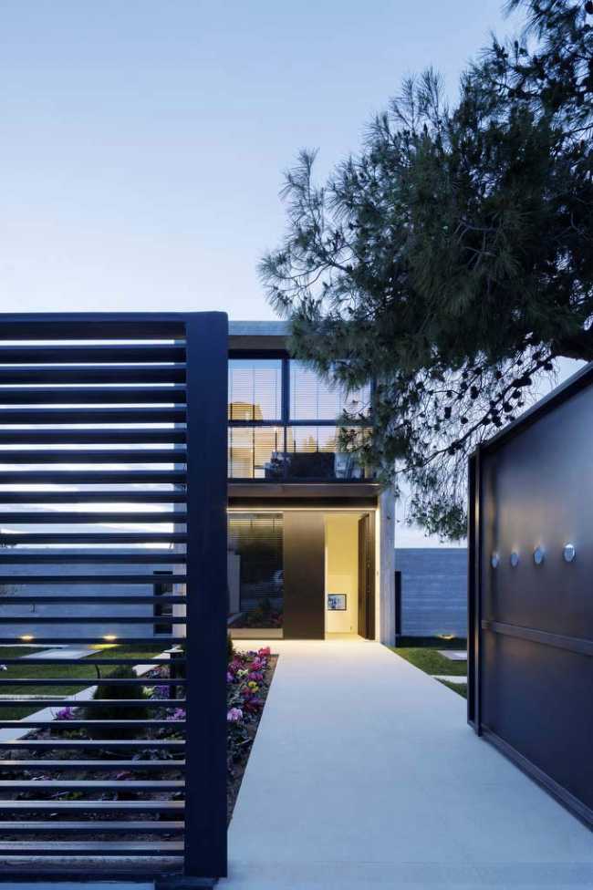 Un prisme en béton capture le panorama. Villa PNOES à Penteli