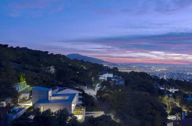 Un prisme en béton capture le panorama. Villa PNOES à Penteli
