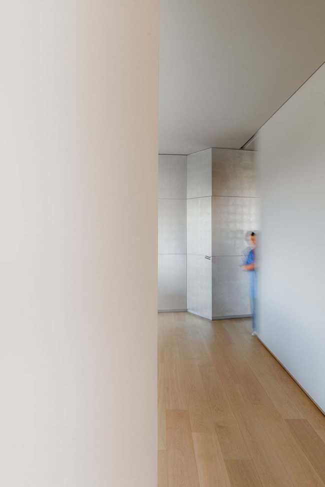 Intérieur pour la Maison SC. Ramener à la maison la sensation de surprise