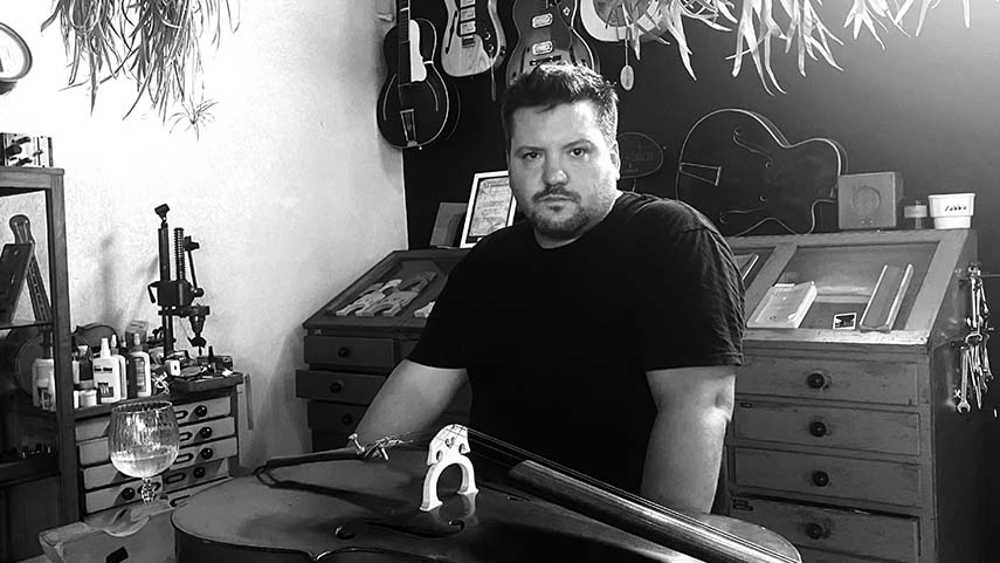 Liuteria Diego Suzzi: l'arte manuale di far rivivere vecchi strumenti musicali