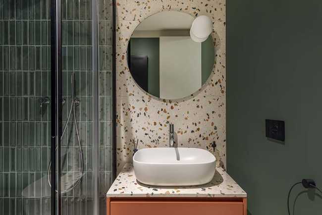 Apartment renovation: versatility, style, and characterful color schemes