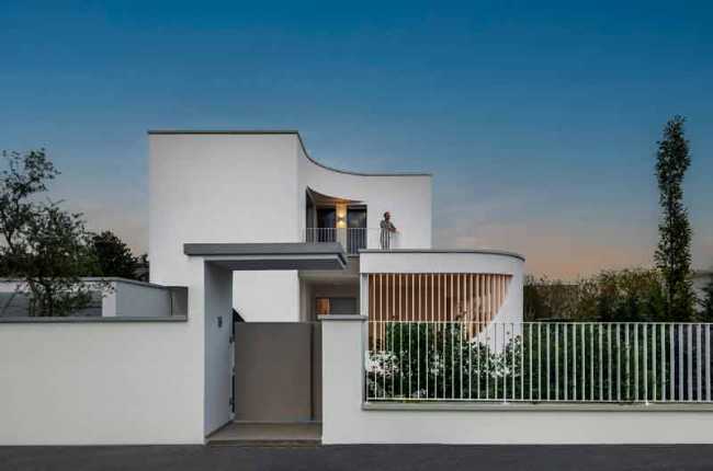 Dance of white volumes and interlocking game for Villa L2A