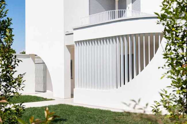 Dance of white volumes and interlocking game for Villa L2A