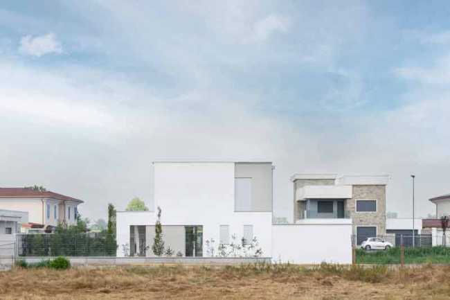 Dance of white volumes and interlocking game for Villa L2A