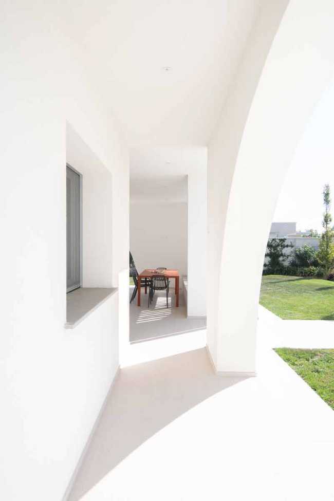 Dance of white volumes and interlocking game for Villa L2A