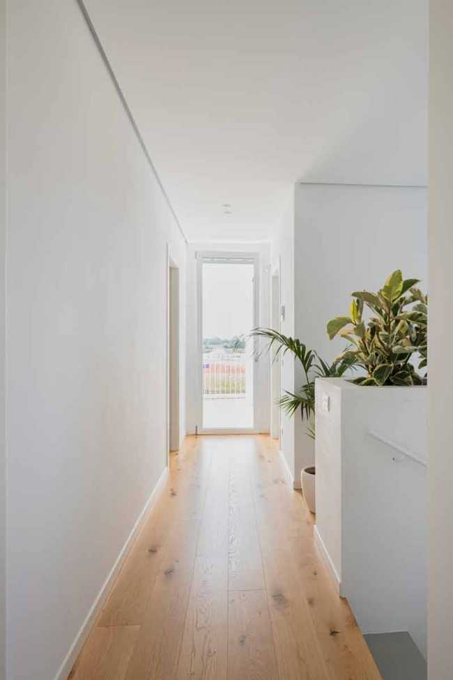 Dance of white volumes and interlocking game for Villa L2A