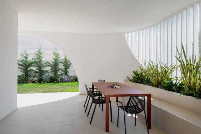 Dance of white volumes and interlocking game for Villa L2A