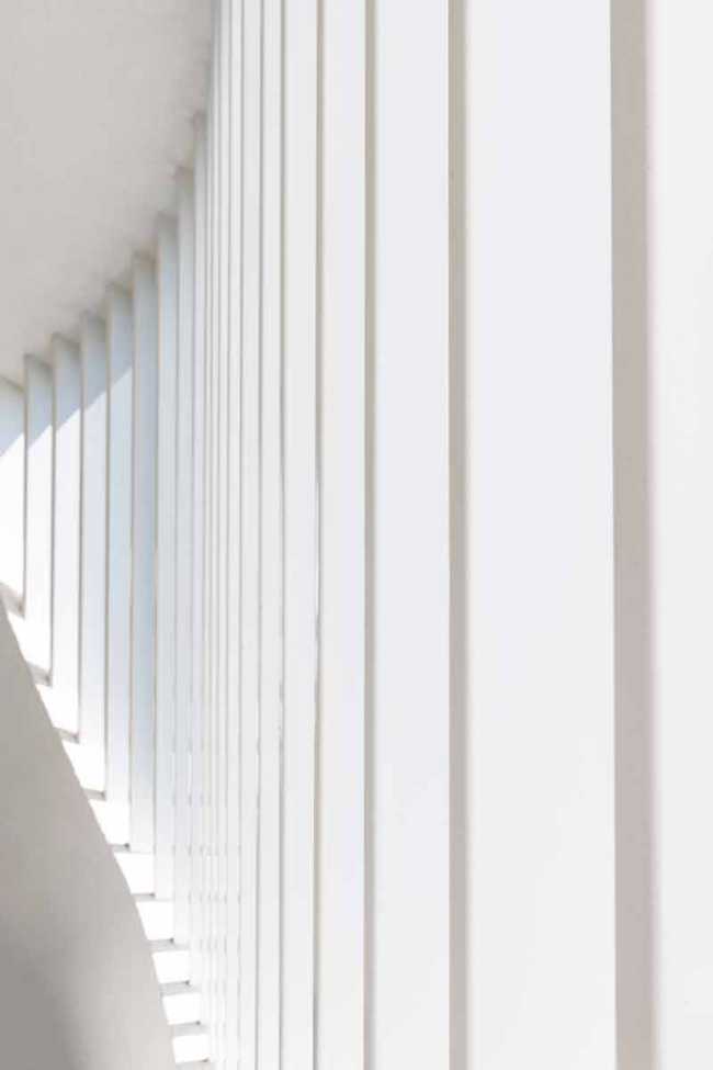 Dance of white volumes and interlocking game for Villa L2A