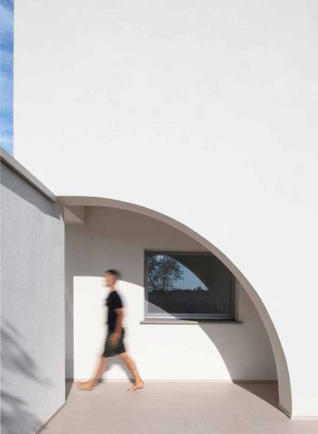 Dance of white volumes and interlocking game for Villa L2A