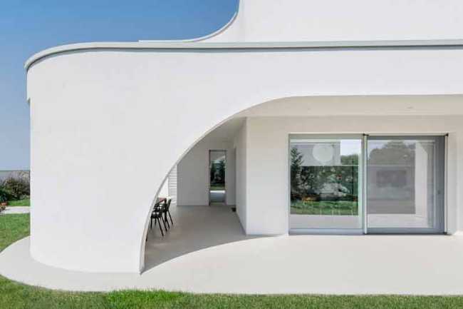 Dance of white volumes and interlocking game for Villa L2A