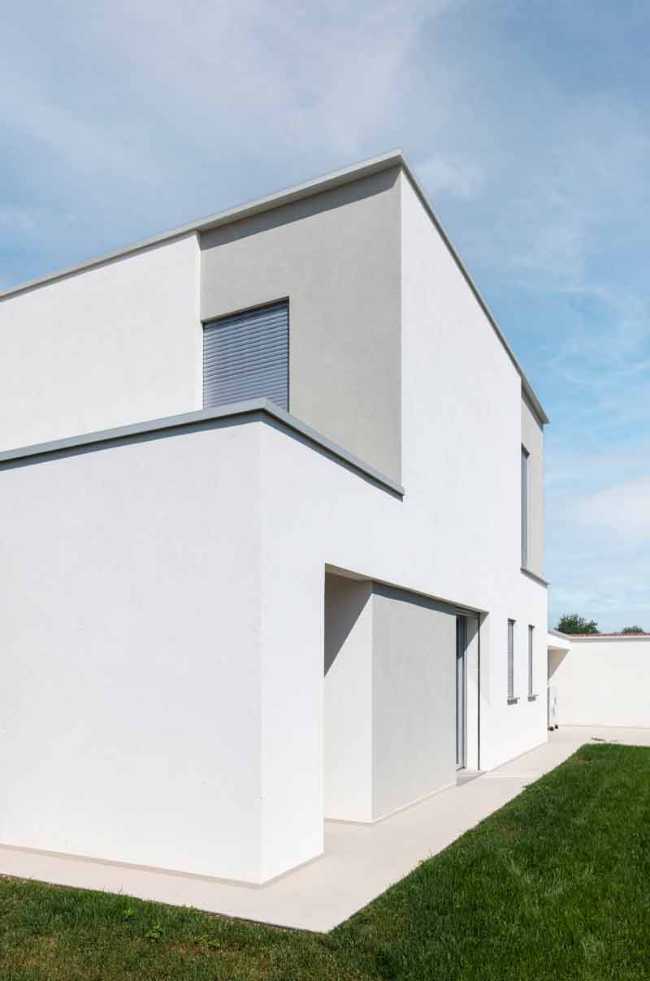 Dance of white volumes and interlocking game for Villa L2A