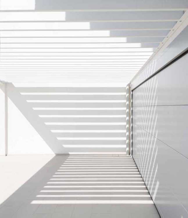 Dance of white volumes and interlocking game for Villa L2A