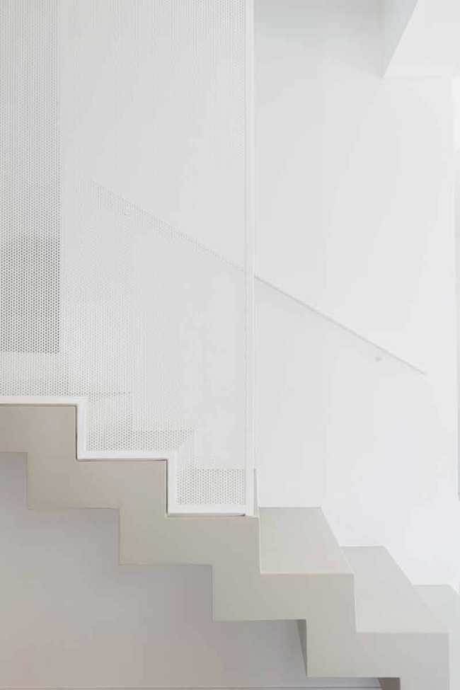 Dance of white volumes and interlocking game for Villa L2A