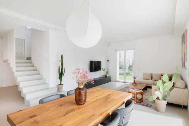 Dance of white volumes and interlocking game for Villa L2A