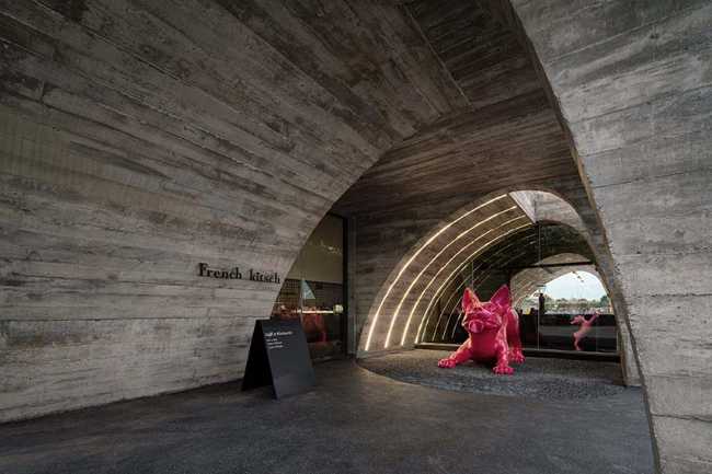 De la forme du croissant au café sculptural French Kitsch III