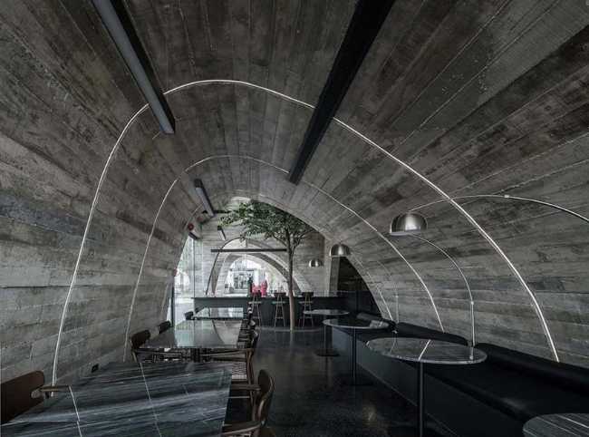 De la forme du croissant au café sculptural French Kitsch III