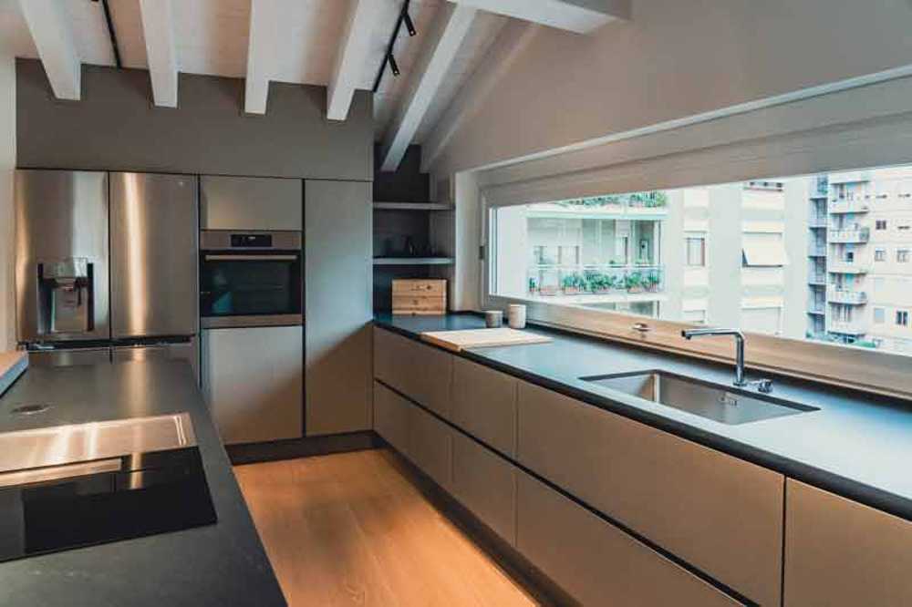 Luz y elegancia pintadas en un lienzo blanco en el ático Casa 0211.