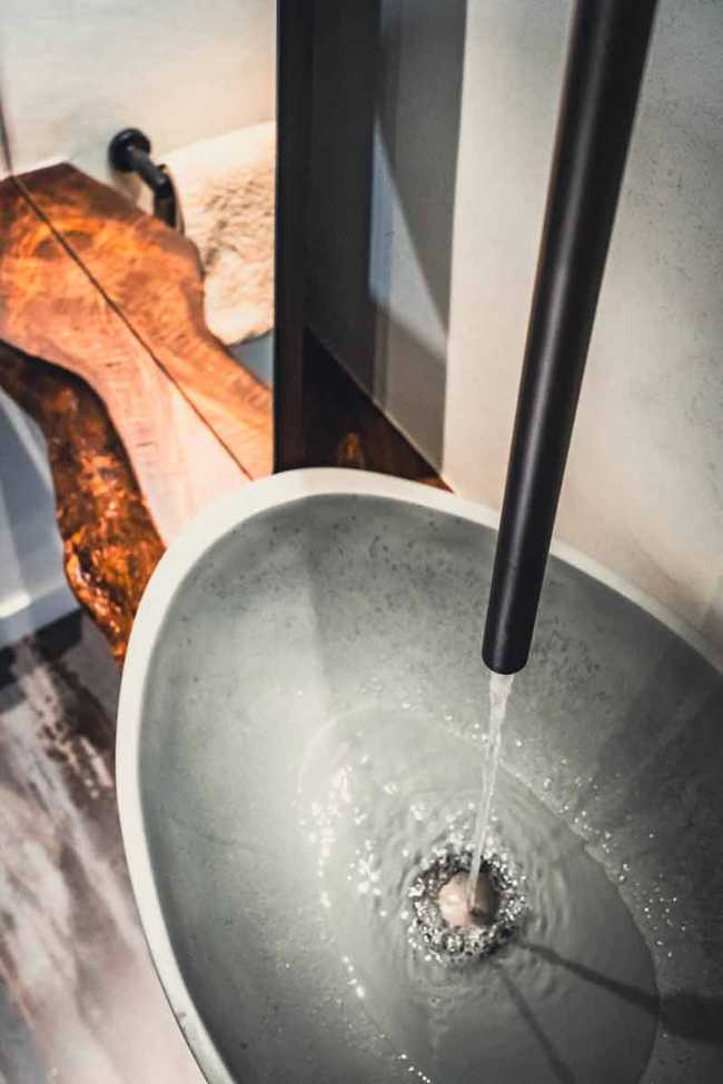 Luz y elegancia pintadas en un lienzo blanco en el ático Casa 0211.