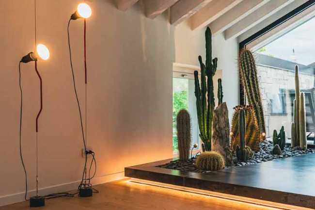 Luz y elegancia pintadas en un lienzo blanco en el ático Casa 0211.