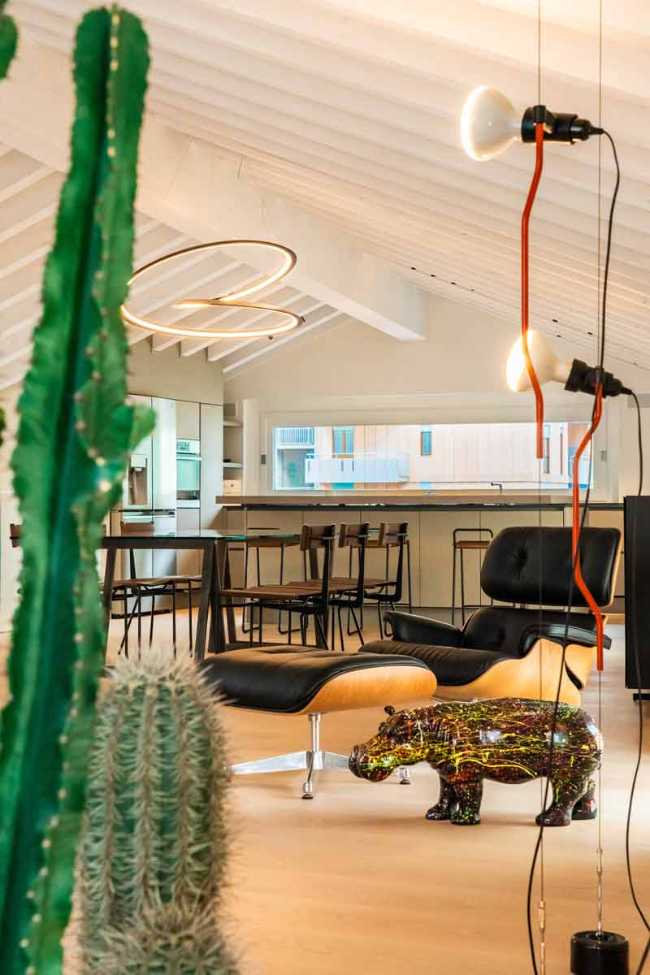 Luz y elegancia pintadas en un lienzo blanco en el ático Casa 0211.