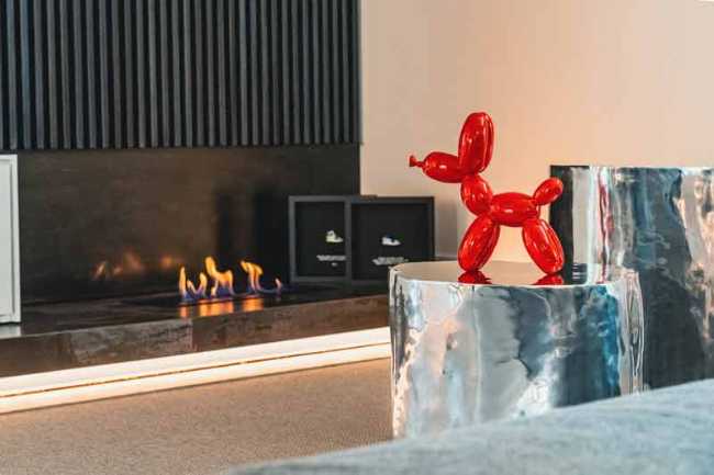 Luz y elegancia pintadas en un lienzo blanco en el ático Casa 0211.