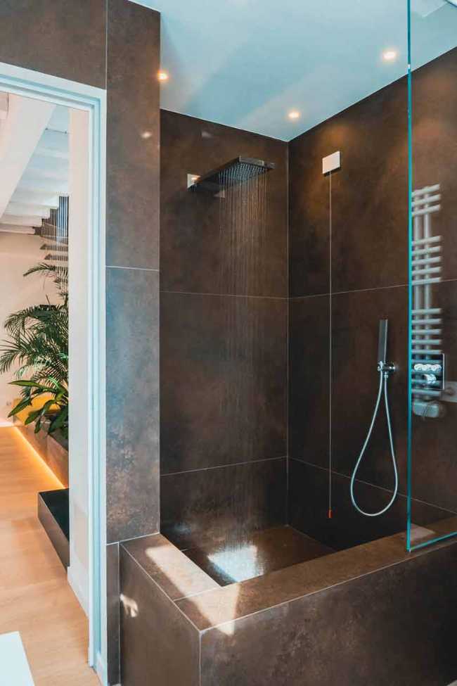 Luz y elegancia pintadas en un lienzo blanco en el ático Casa 0211.