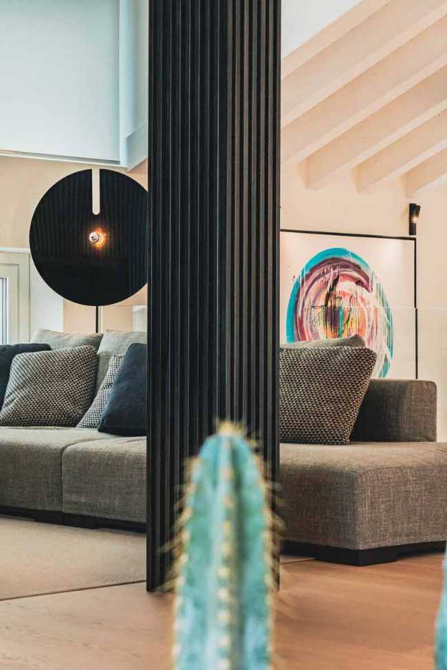 Luz y elegancia pintadas en un lienzo blanco en el ático Casa 0211.