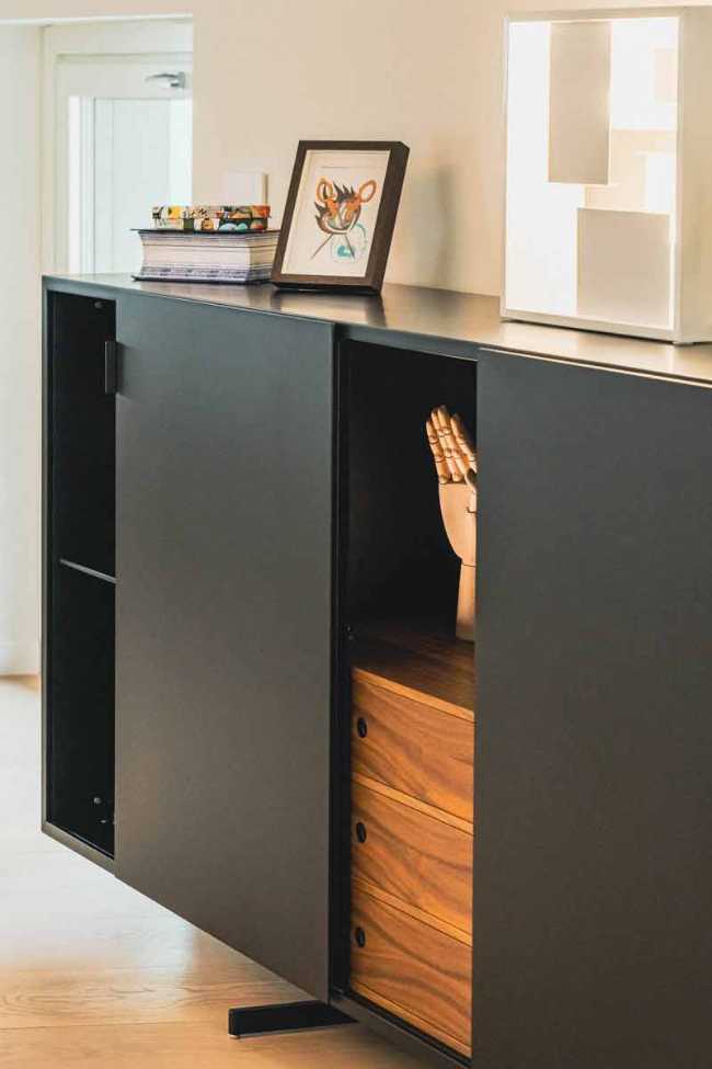 Luz y elegancia pintadas en un lienzo blanco en el ático Casa 0211.