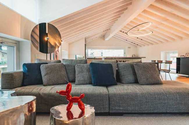 Luz y elegancia pintadas en un lienzo blanco en el ático Casa 0211.