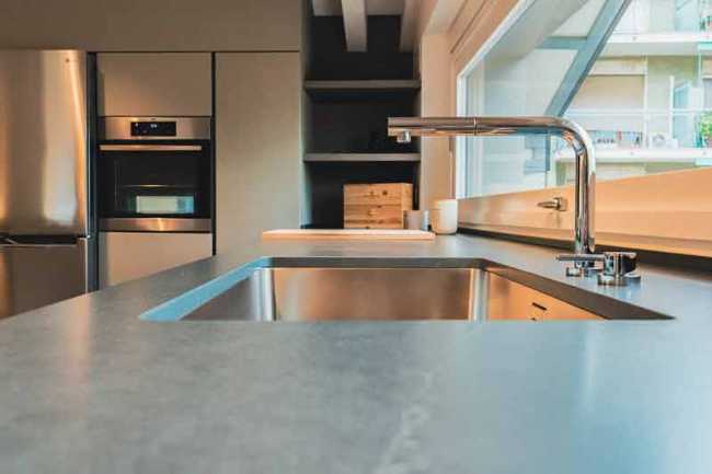 Luz y elegancia pintadas en un lienzo blanco en el ático Casa 0211.