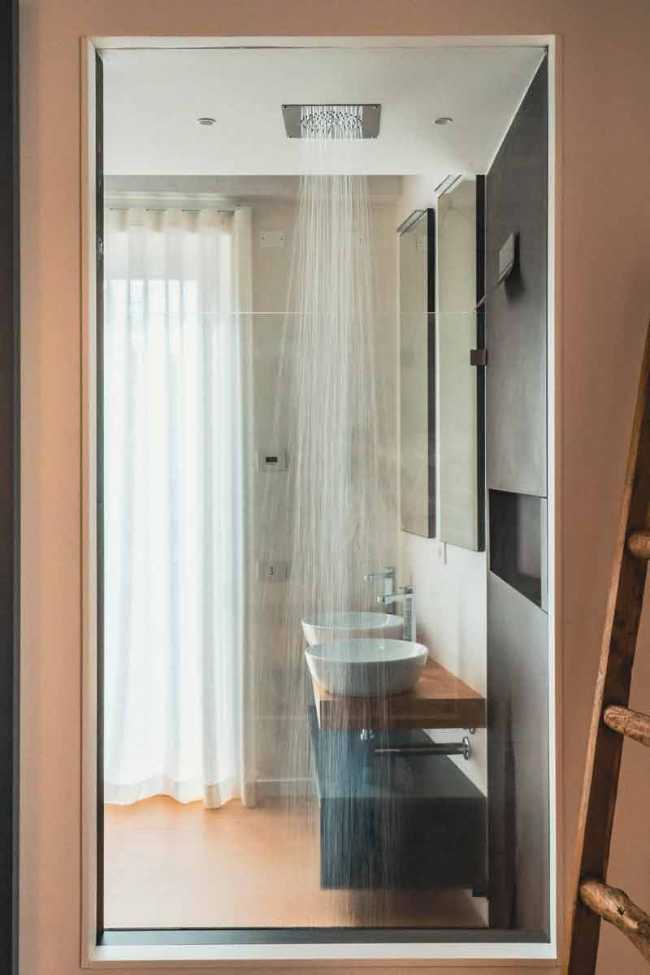 Luz y elegancia pintadas en un lienzo blanco en el ático Casa 0211.