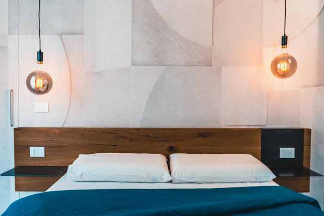 Luz y elegancia pintadas en un lienzo blanco en el ático Casa 0211.