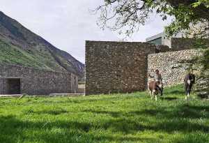 Camuflarse y construir con la naturaleza tibetana. La Quzica Winery