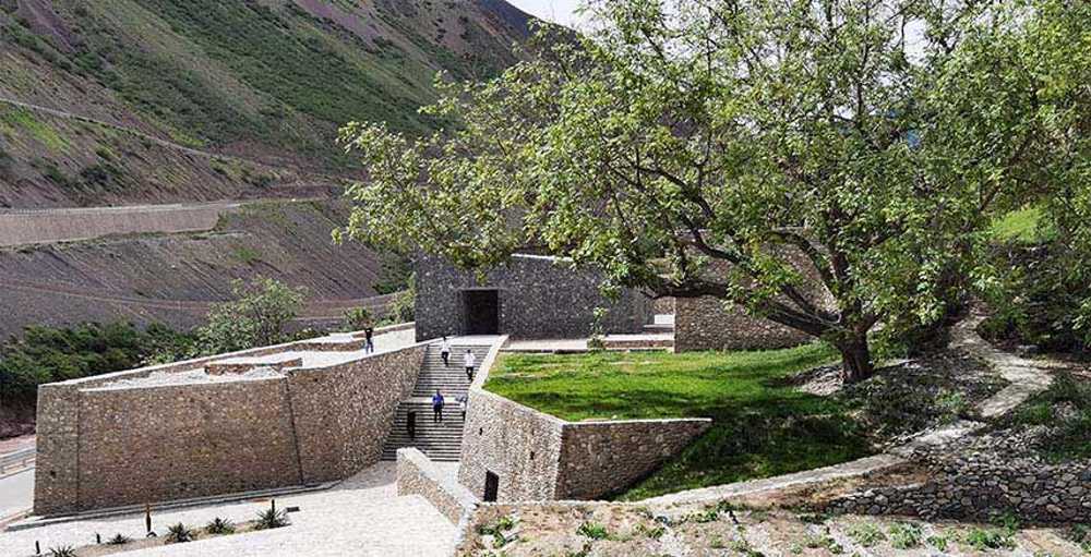 Camuflarse y construir con la naturaleza tibetana. La Quzica Winery