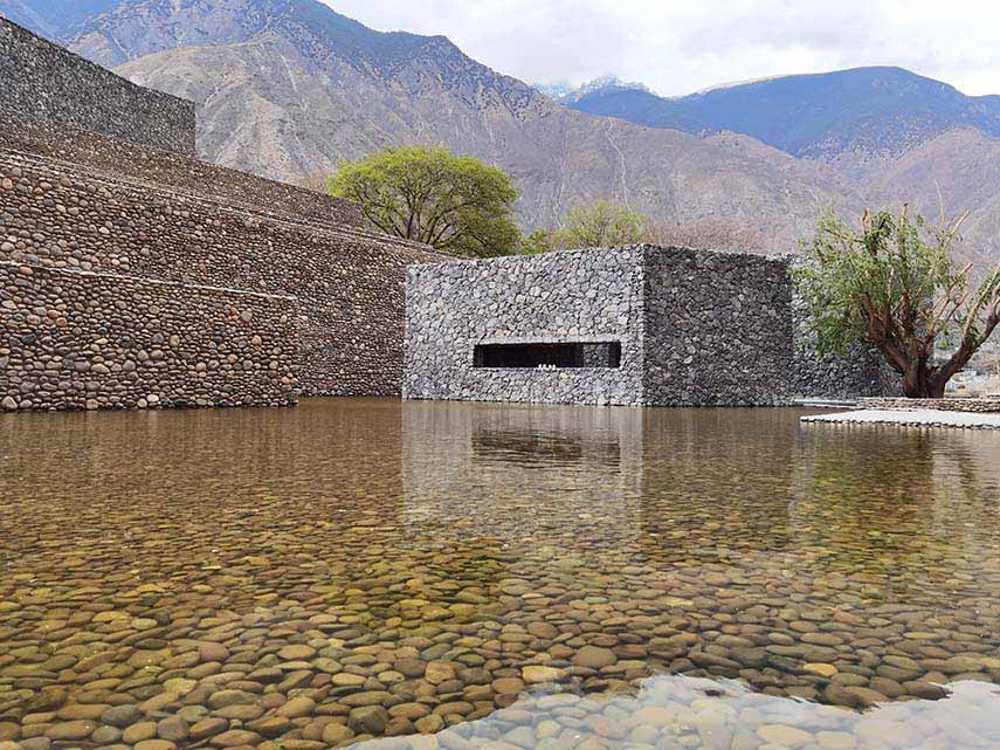Camuflarse y construir con la naturaleza tibetana. La Quzica Winery