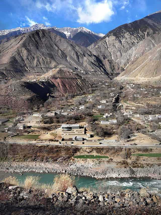 Camuflarse y construir con la naturaleza tibetana. La Quzica Winery