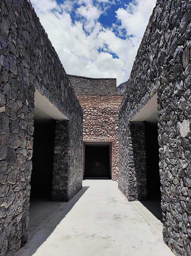 Camuflarse y construir con la naturaleza tibetana. La Quzica Winery