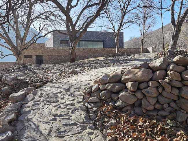 Camuflarse y construir con la naturaleza tibetana. La Quzica Winery