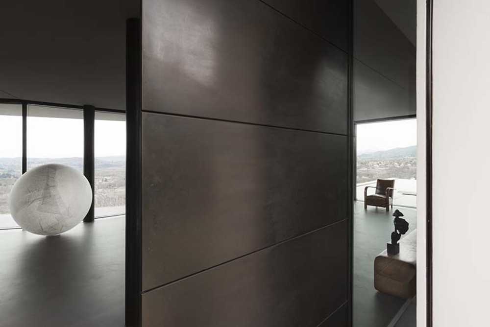 Casa CS. Cracks of company, light and curiosity between nature and sky