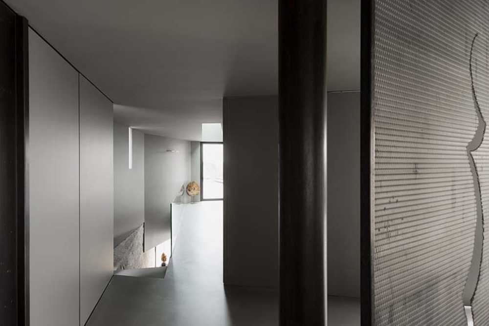 Casa CS. Cracks of company, light and curiosity between nature and sky