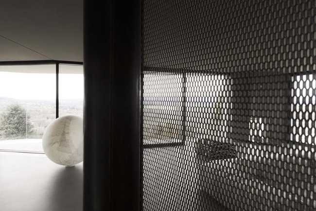 Casa CS. Cracks of company, light and curiosity between nature and sky