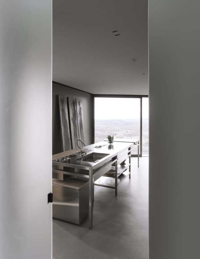 Casa CS. Cracks of company, light and curiosity between nature and sky