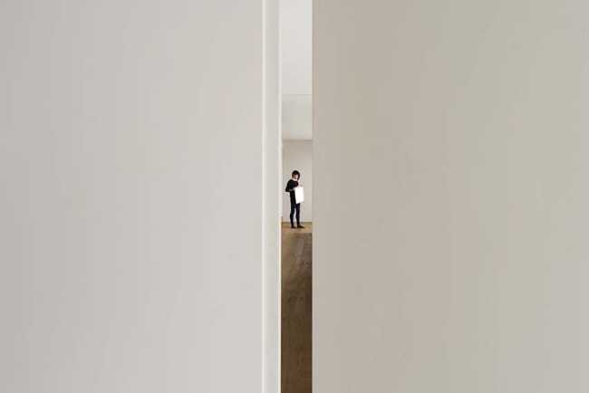 Casa CS. Cracks of company, light and curiosity between nature and sky