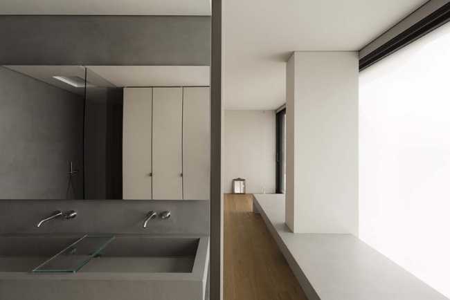 Casa CS. Cracks of company, light and curiosity between nature and sky